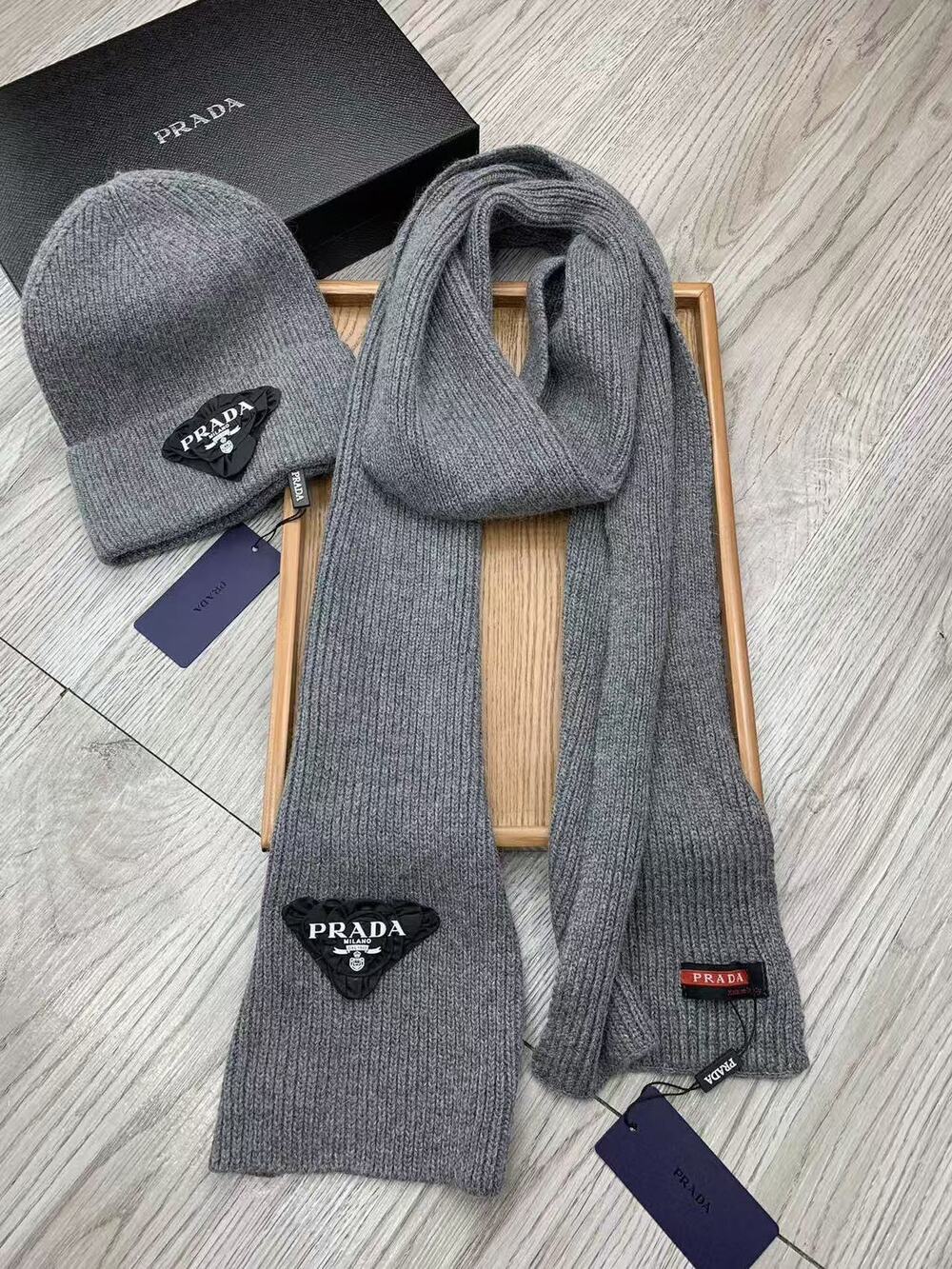 💕 Prada Women's Winter Hat & Scarf Set - Picture 4 of 6